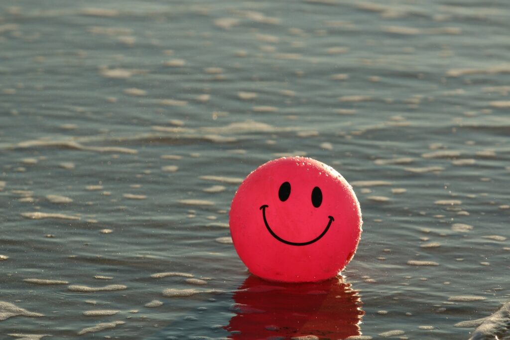 ball, beach, happy, ocean, pink, nature, smile, smiley, gray beach, gray happy, gray sea, gray ocean, gray smile, gray happiness-1845546.jpg